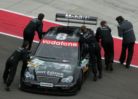 Mika Häkkinen trilles tilbage i garagen - han starter løbet søndag fra 3. pladsen (Foto: DTM)